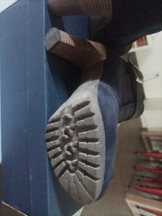 Botines de ante Martinelli azul y marrón.