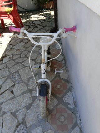 Bicicleta infantil blanca con ruedas rosas