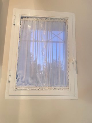 Ventana aluminio blanco abatible.  97 Alta x 71.