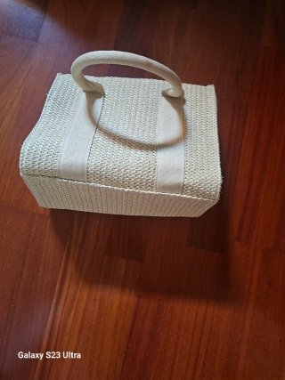 Bolso de mano beige tejido