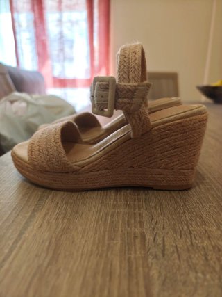Sandalias cuña beige talla 38 a estrenar