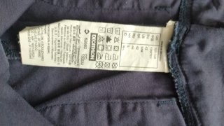 Pantalón corto azul marino por debajo de rodilla.