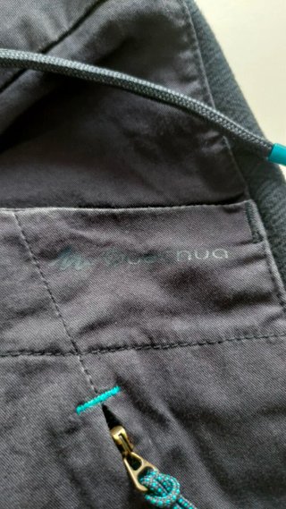 Pantalón corto azul marino por debajo de rodilla.