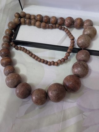 Collana lunga con sfere grandi