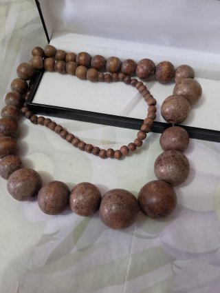 Collana lunga con sfere grandi