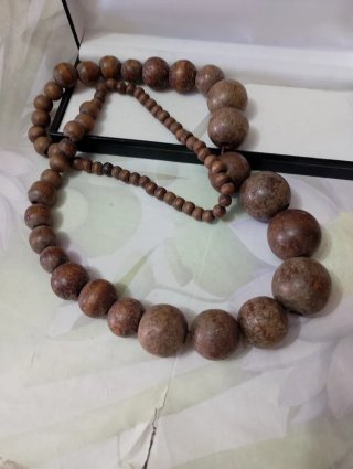 Collana lunga con sfere grandi