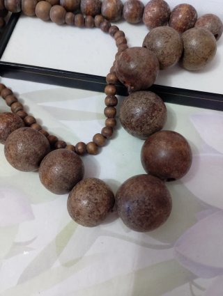 Collana lunga con sfere grandi