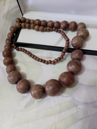 Collana lunga con sfere grandi