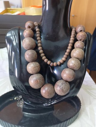Collana lunga con sfere grandi