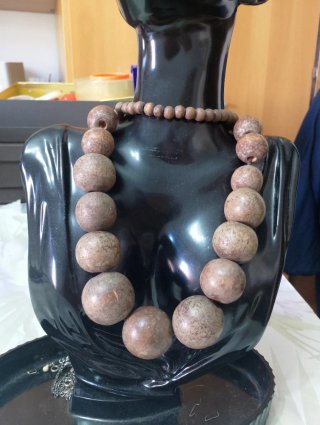 Collana lunga con sfere grandi