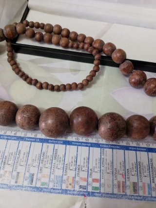Collana lunga con sfere grandi