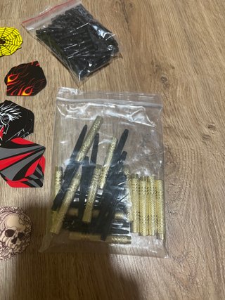 Accesorios para dardos: plumas y puntas