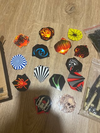 Accesorios para dardos: plumas y puntas