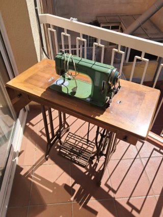 Máquina de coser antigua Refrey Preferida