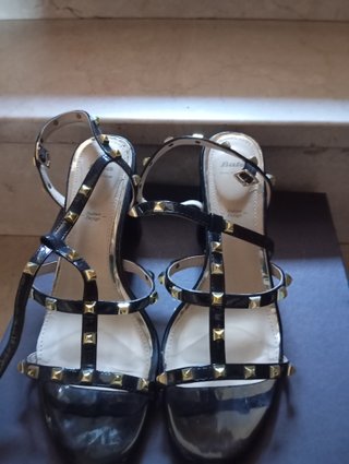 Sandali neri vernice borchie oro