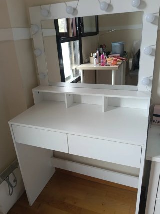 Tocador blanco con espejo y luces