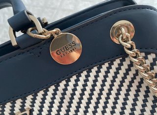 Bolso Guess Piel Trenzada Azul Marino y Blanco