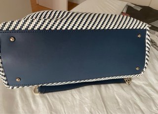 Bolso Guess Piel Trenzada Azul Marino y Blanco