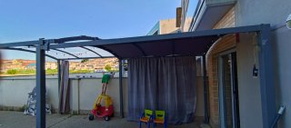 Toldo extensible beige y gris