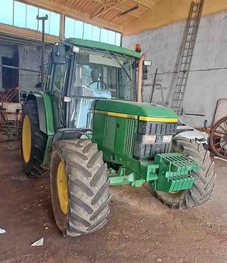 Tractor doble tracción John Deere 6010.