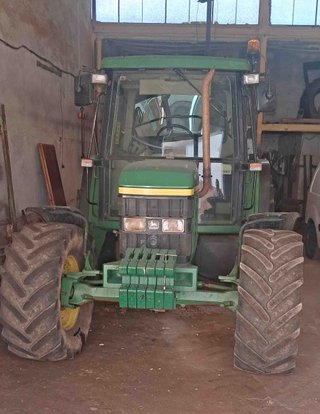 Tractor doble tracción John Deere 6010.