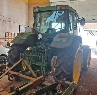 Tractor doble tracción John Deere 6010.