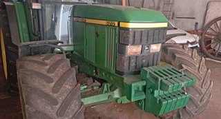 Tractor doble tracción John Deere 6010.