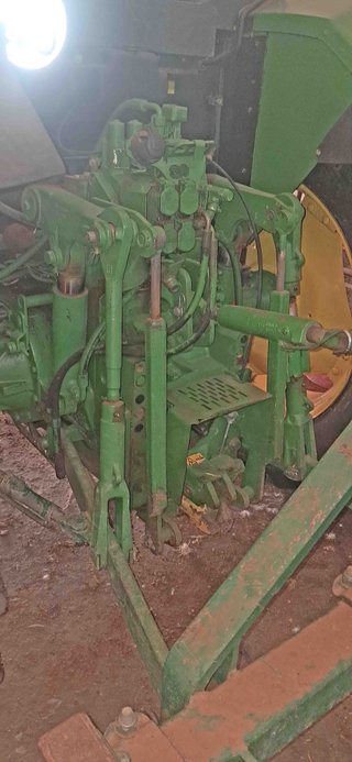 Tractor doble tracción John Deere 6010.