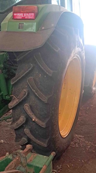 Tractor doble tracción John Deere 6010.