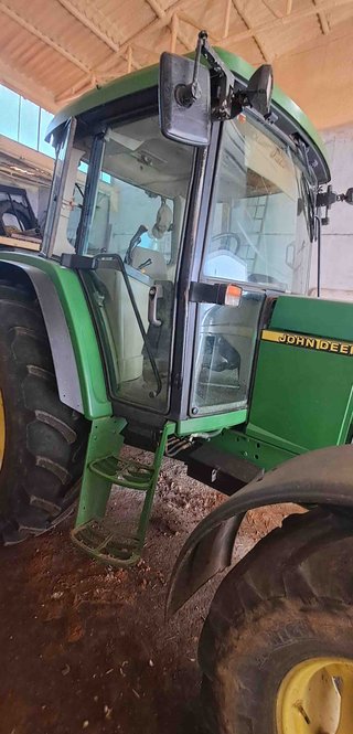 Tractor doble tracción John Deere 6010.