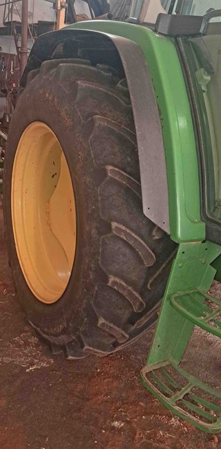 Tractor doble tracción John Deere 6010.