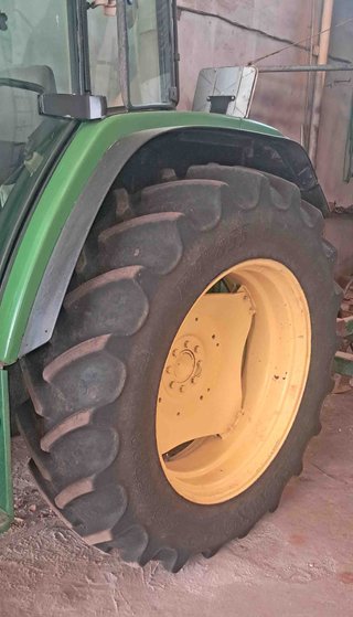 Tractor doble tracción John Deere 6010.