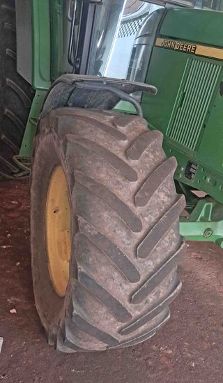 Tractor doble tracción John Deere 6010.
