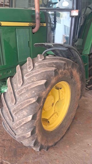 Tractor doble tracción John Deere 6010.
