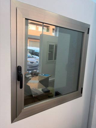 Ventana aluminio oscilobatiente 1 hoja