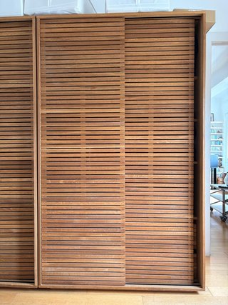 2 Armarios de madera con puertas correderas