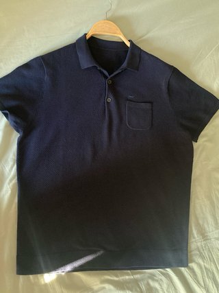 Polo de estructura azul