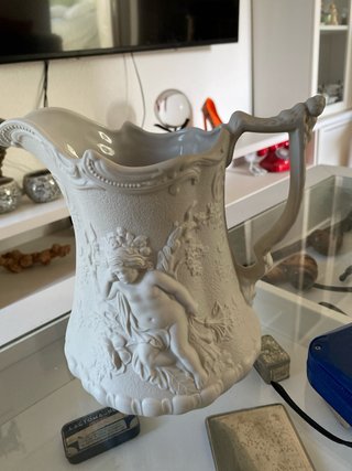 Jarra de porcelana inglesa tallada
