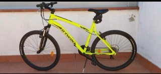 Bicicleta BTwin Amarilla para adulto.