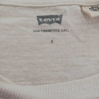 Camiseta Levi's Blanca con Logo Rojo