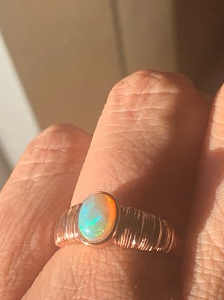 Anillo de ópalo con banda texturizada