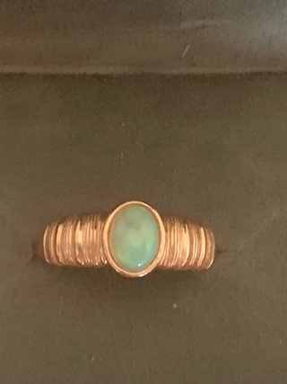 Anillo de ópalo con banda texturizada