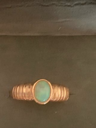 Anillo de ópalo con banda texturizada