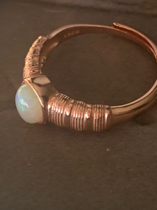 Anillo de ópalo con banda texturizada