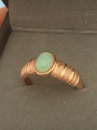 Anillo de ópalo con banda texturizada