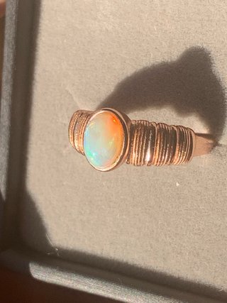 Anillo de ópalo con banda texturizada