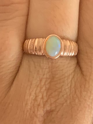 Anillo de ópalo con banda texturizada