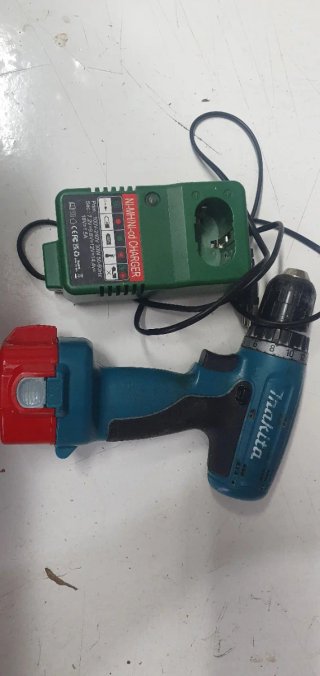 Atornillador Makita con cargador