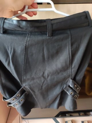 Falda negra estilo militar con botones dorados