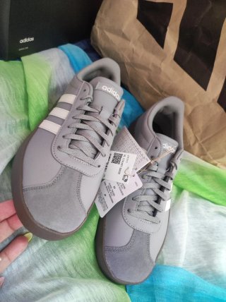 Zapatillas Adidas sportwear, casual vintage, nueva